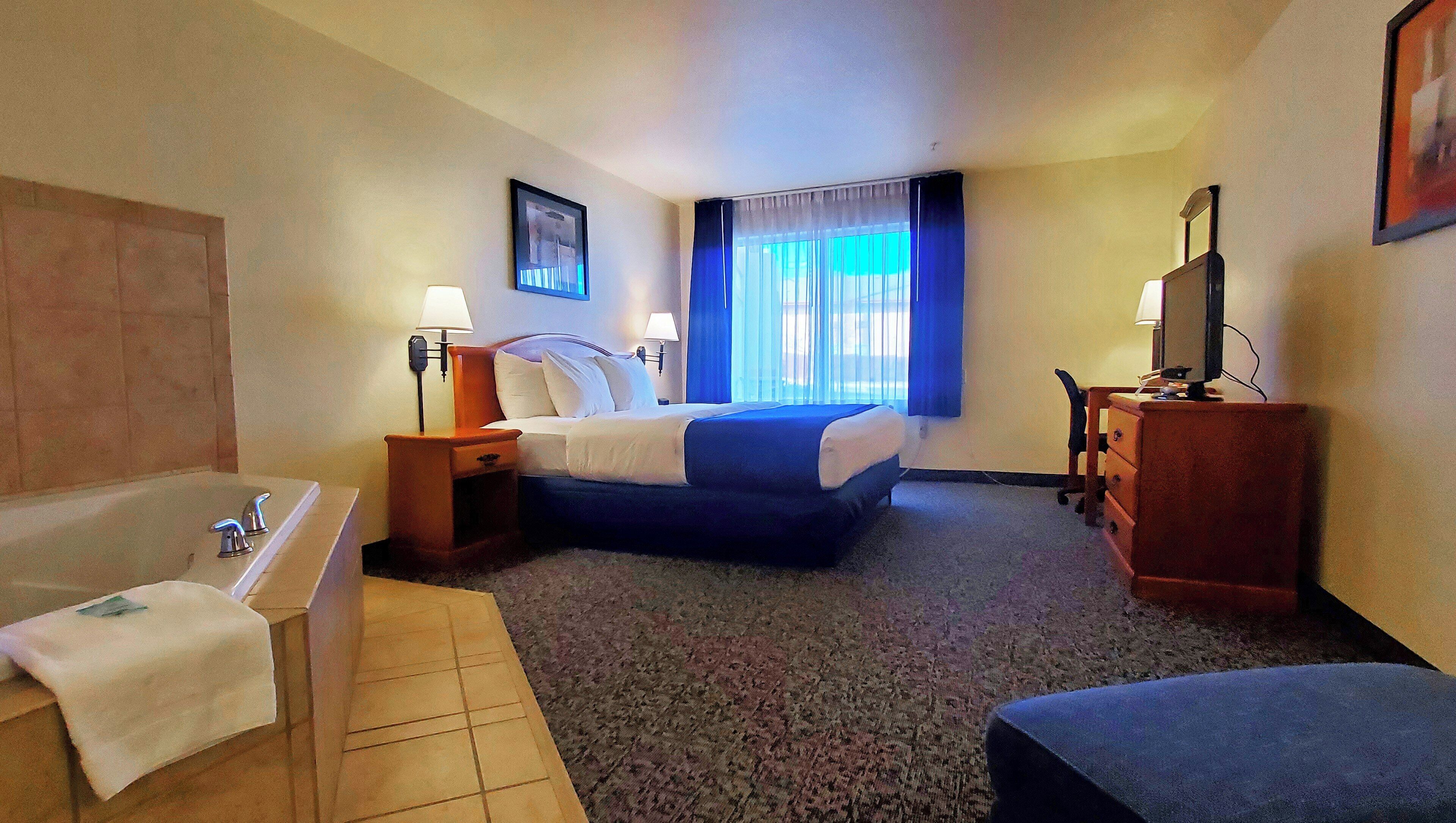 1 King Bed Nonsmoking with Hot Tub | Desk, iron/ironing board, free WiFi, bed sheets
