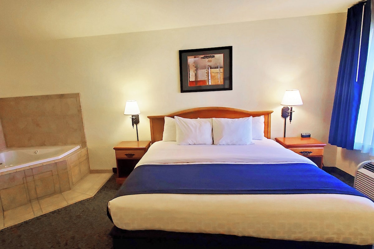 1 King Bed Nonsmoking with Hot Tub | 1 bedroom, desk, iron/ironing board, rollaway beds