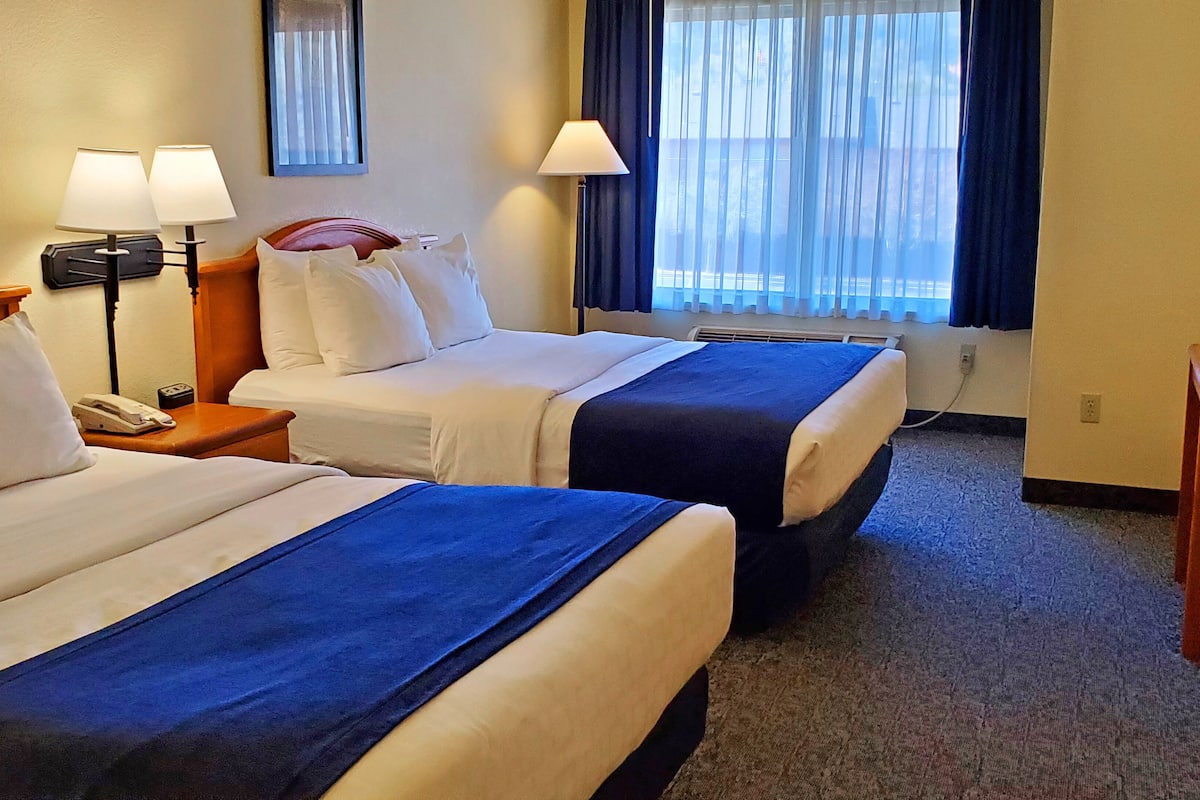 2 queen beds nonsmoking pikes peak view | desk, iron/ironing board, rollaway beds, free wifi