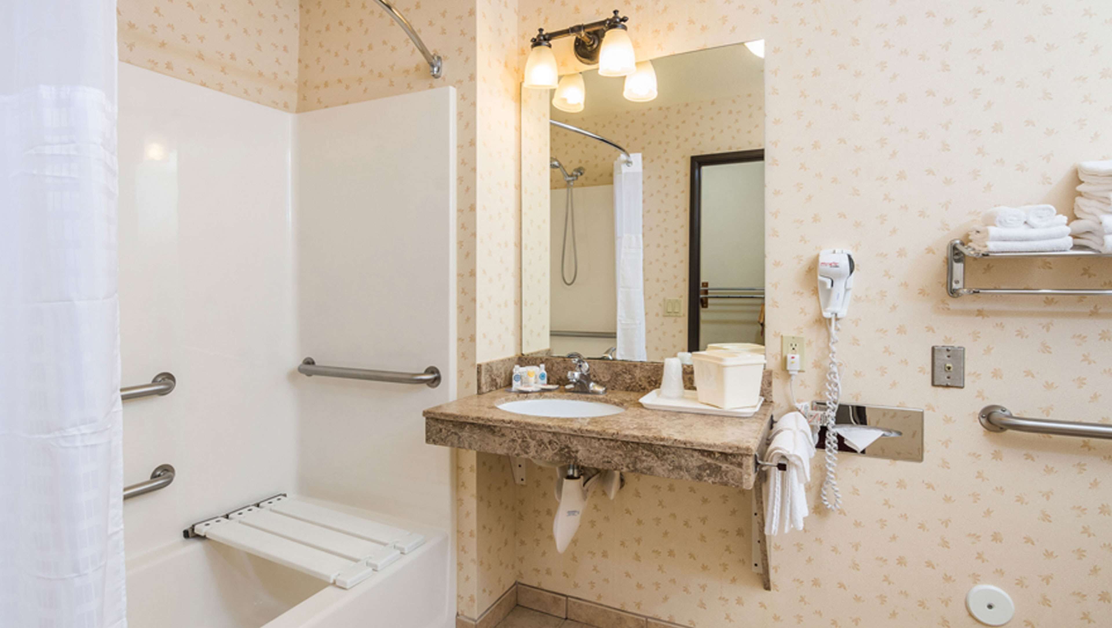1 king bed nonsmoking handicap accessible | bathroom | combined shower/bathtub, free toiletries, hair dryer, towels