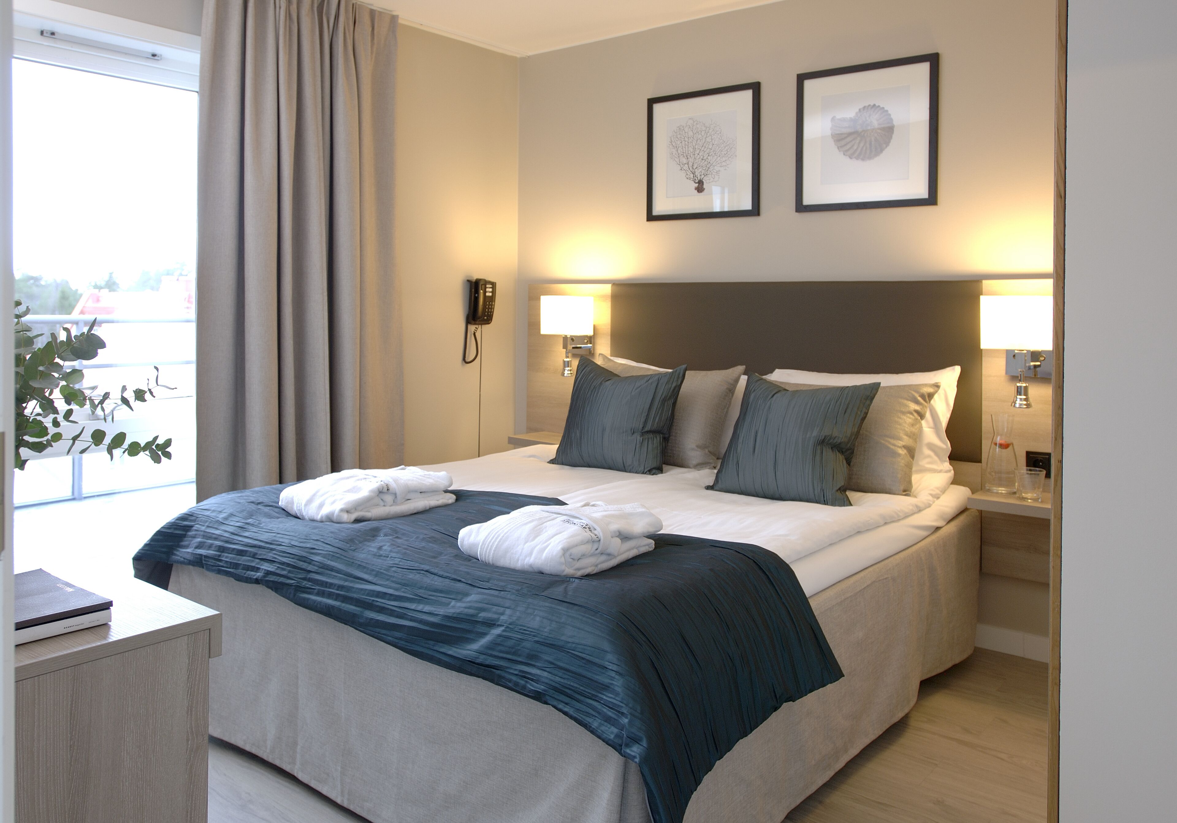 Biancheria da letto di alta qualità, una scrivania, insonorizzazione