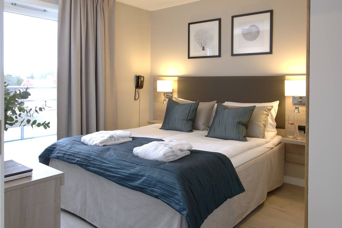 suite (front) | premium bedding, desk, soundproofing, cots/infant beds