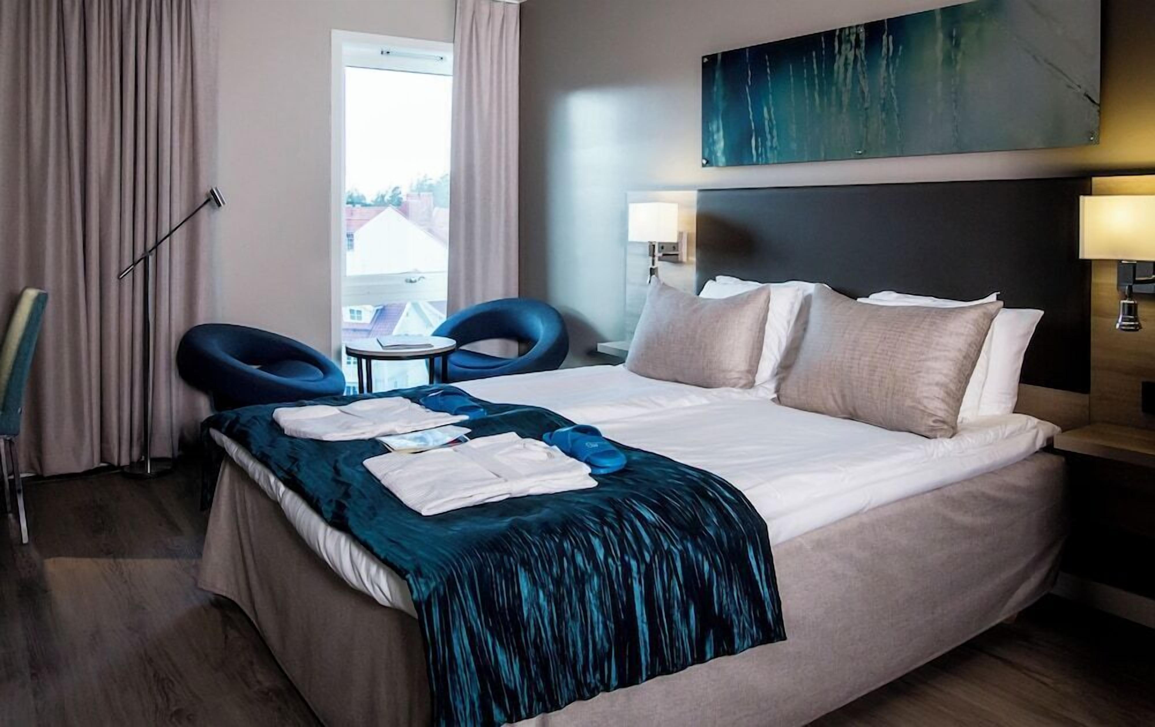 Premium bedding, desk, soundproofing, cots/infant beds