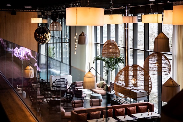 2 bars/lounges