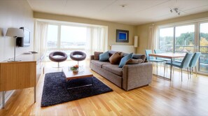 Ropa de cama de alta calidad, escritorio y sistema de insonorización 