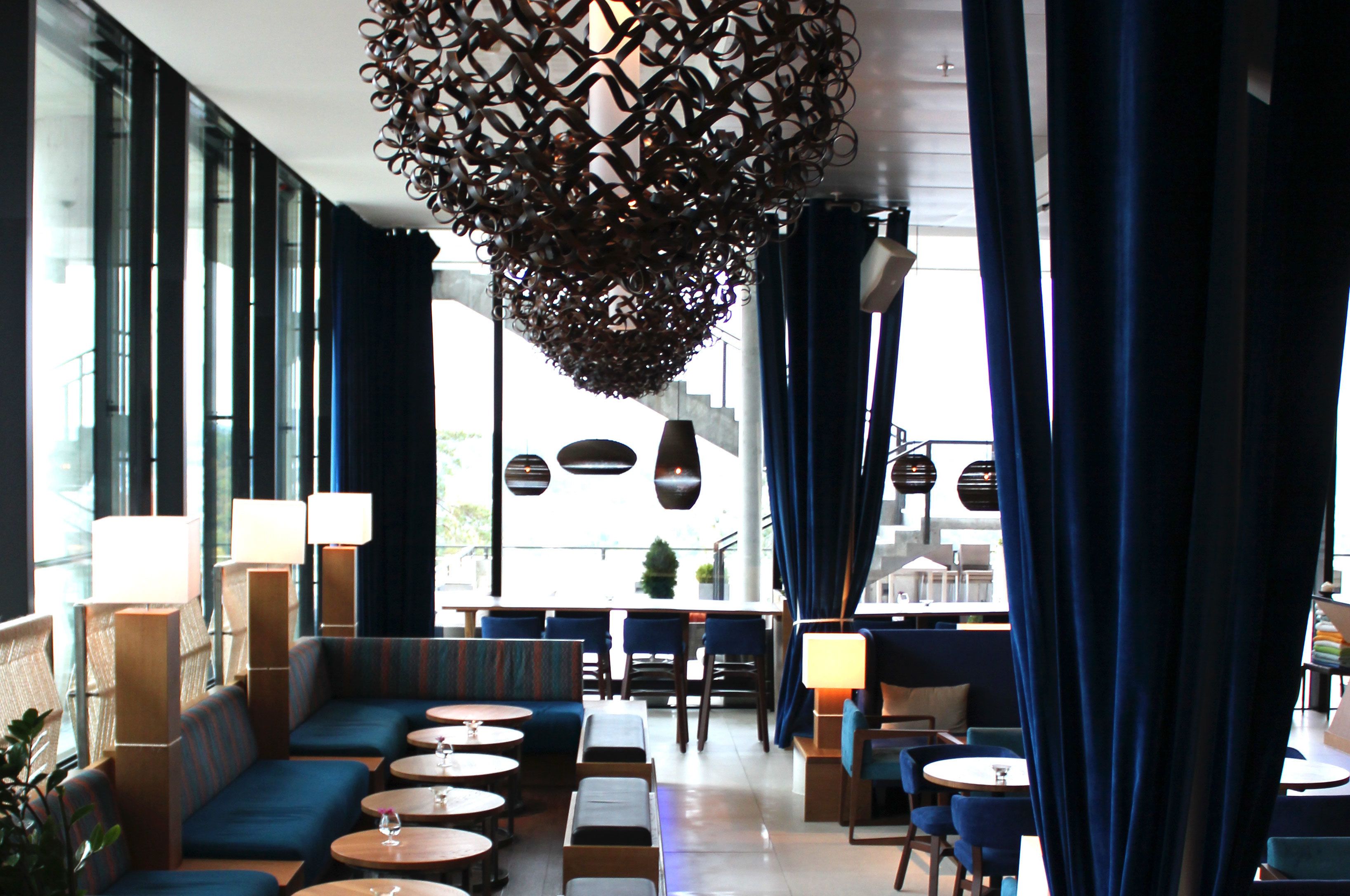 2 restaurants; breakfast, lunch and dinner served 