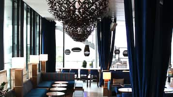 2 restaurants; breakfast, lunch and dinner served