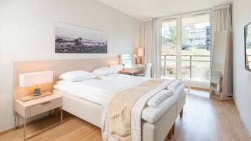 Dobbeltrom – standard | Senger med overmadrass, skrivebord og skrivebord for bærbar PC