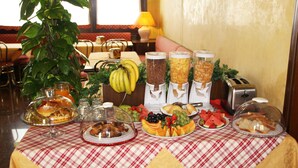 Un bufé de desayuno con diferentes alimentos y una planta.