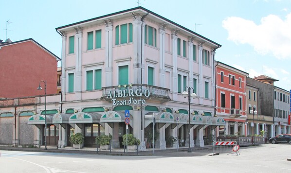A building with a sign reading "ALBERGO Leond'oro". - Hotel Leon D'Oro (Noventa di Piave)