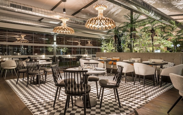 2 restaurants; breakfast, lunch and dinner served 