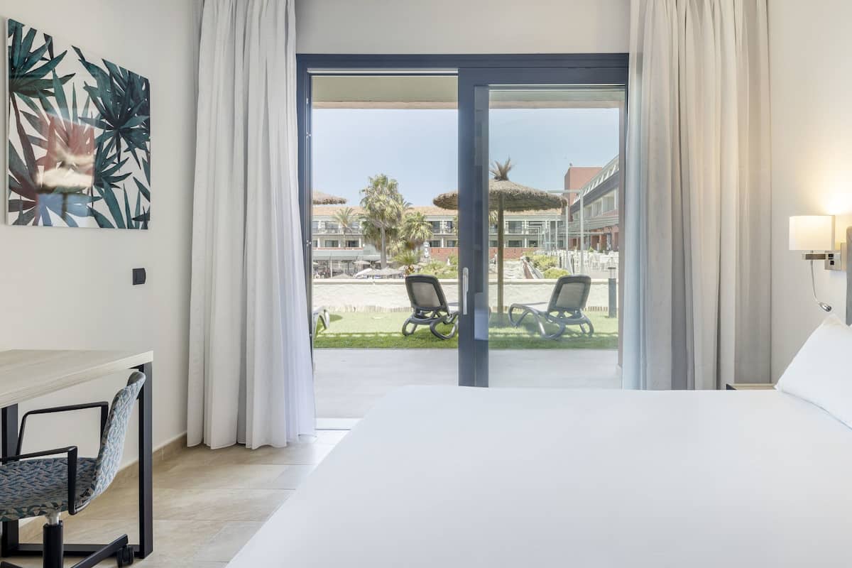 Kamar Double Premium, pemandangan kebun | Selimut bulu angsa, minibar, brankas, dan meja kerja