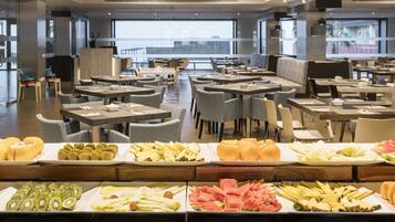 Daily full breakfast (EUR 19 per person)