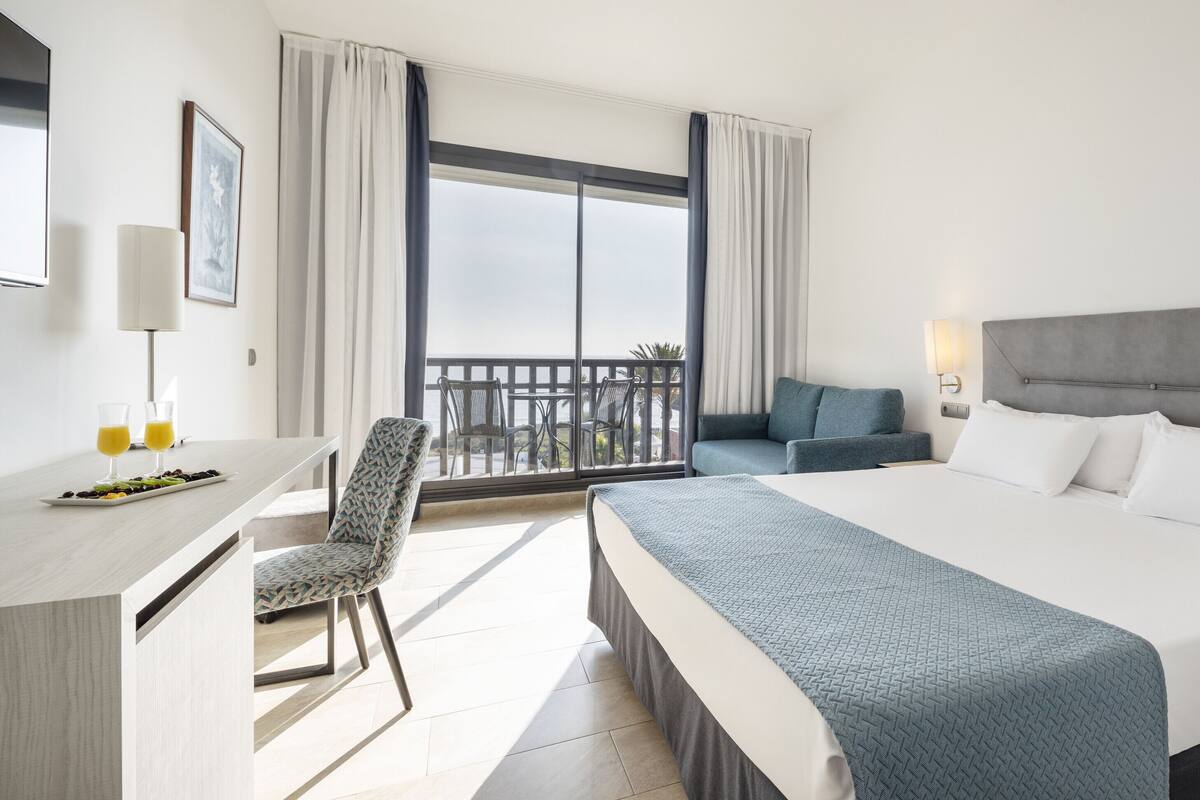 Kamar Double, pemandangan laut | Selimut bulu angsa, minibar, brankas, dan meja kerja