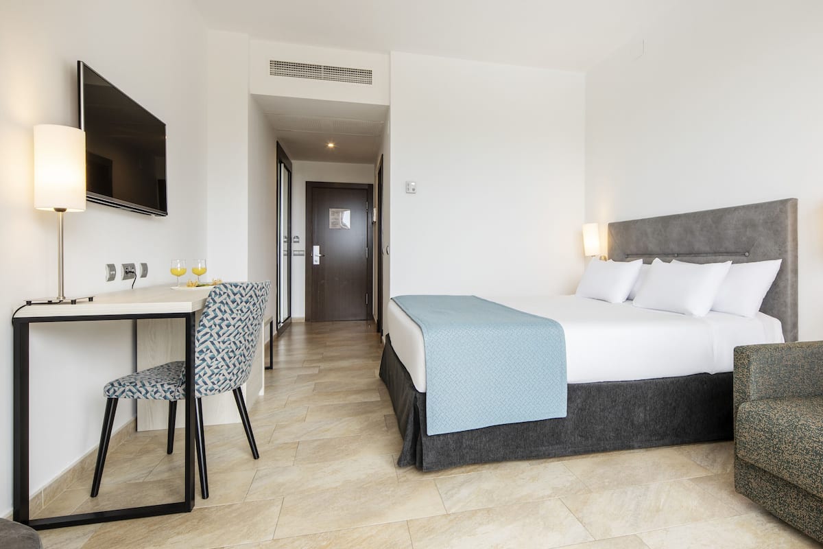 Selimut bulu angsa, minibar, brankas, dan meja kerja
