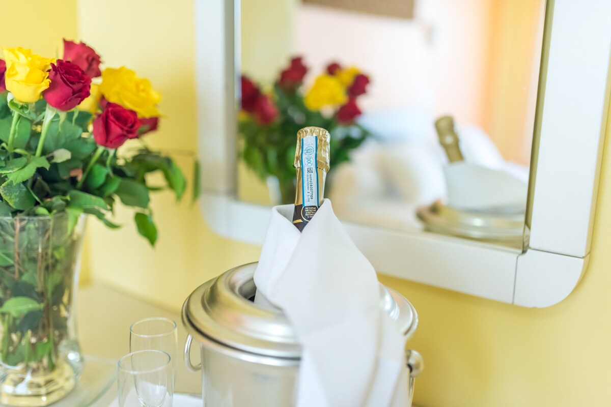 Phòng dành cho gia đình, 1 phòng ngủ, ban công | Minibar, két bảo mật tại phòng, bàn, giường gấp/giường phụ (phụ phí) 