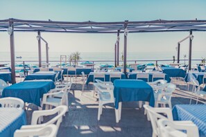 2 restaurantes; se sirven desayunos 