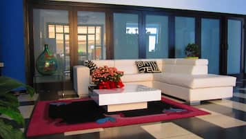 Lobby lounge
