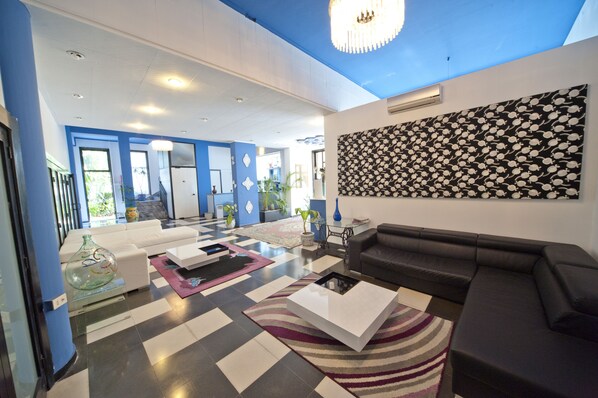 Lobby lounge