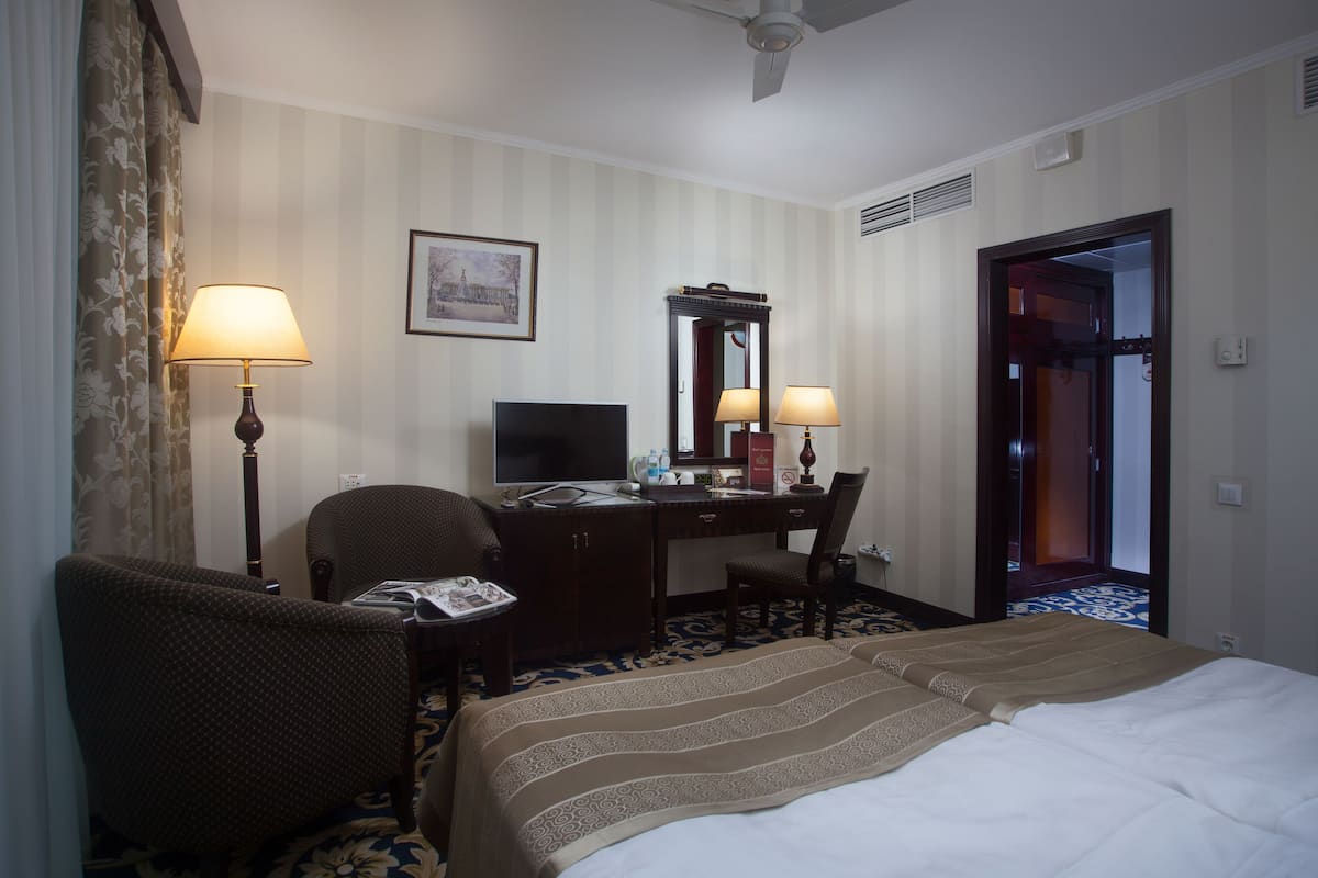 Economy Room, 1 King Bed, Non Smoking, Courtyard View | 1 bedroom, hypo-allergenic bedding, minibar, in-room safe
