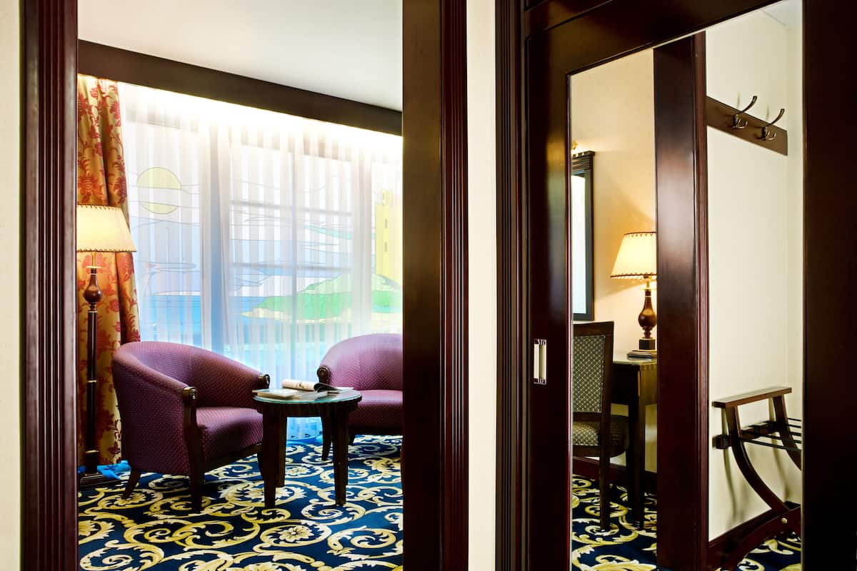 Superior Room, Non Smoking, Courtyard View | 1 bedroom, hypo-allergenic bedding, minibar, in-room safe