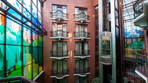 Un edificio de varios pisos con fachada de ladrillo, ventanas amplias y balcones.