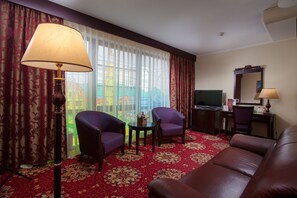 Luxe kamer, 1 slaapkamer, balkon, uitzicht op park | Woonruimte | Een 42-inch ledtelevisie met satellietzenders en een televisie