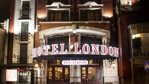 Un hotel de varios pisos con un llamativo letrero que dice "HOTEL LONDON".
