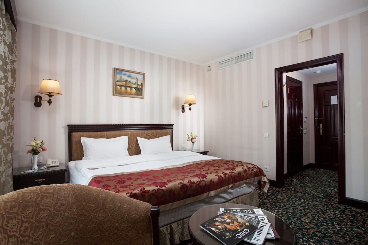 1 bedroom, hypo-allergenic bedding, minibar, in-room safe