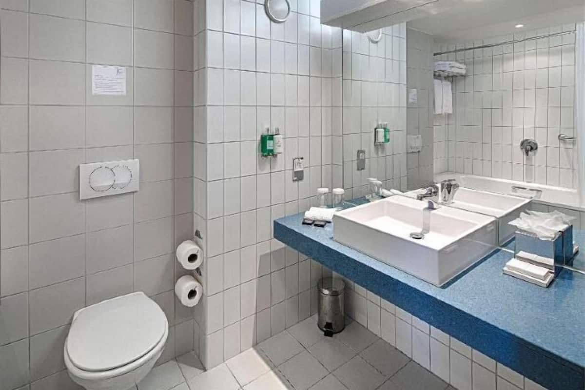 Combined shower/bathtub, free toiletries, hair dryer, towels