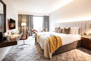 Ropa de cama hipoalergénica, caja fuerte, escritorio y cortinas opacas