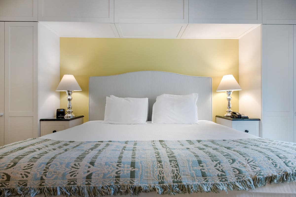 Premier Room, 1 King Bed | Premium bedding, down comforters, pillowtop beds, in-room safe