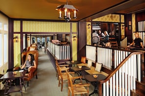 5 restaurants, breakfast, lunch, dinner served; American cuisine