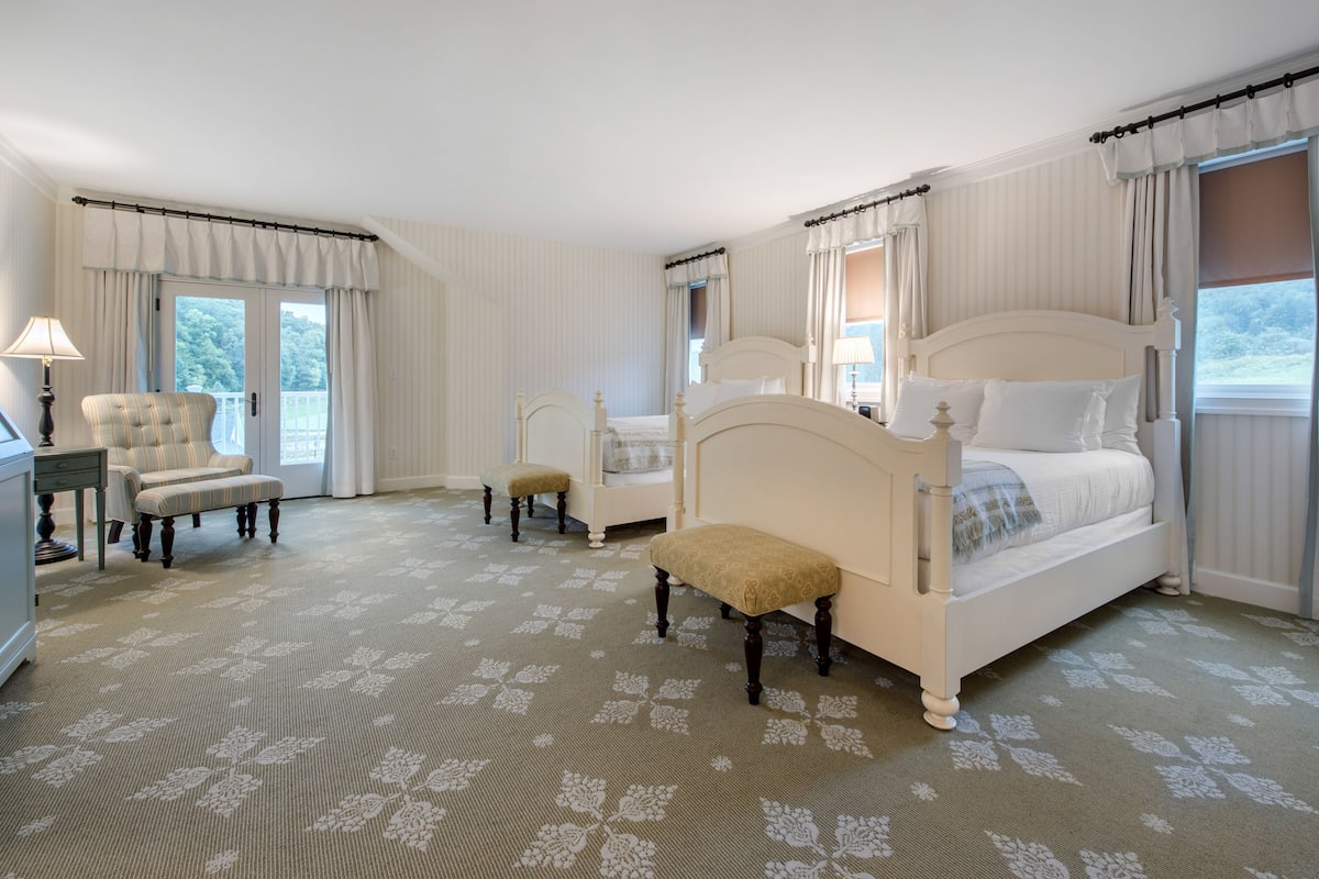 Premium bedding, down comforters, pillowtop beds, in-room safe