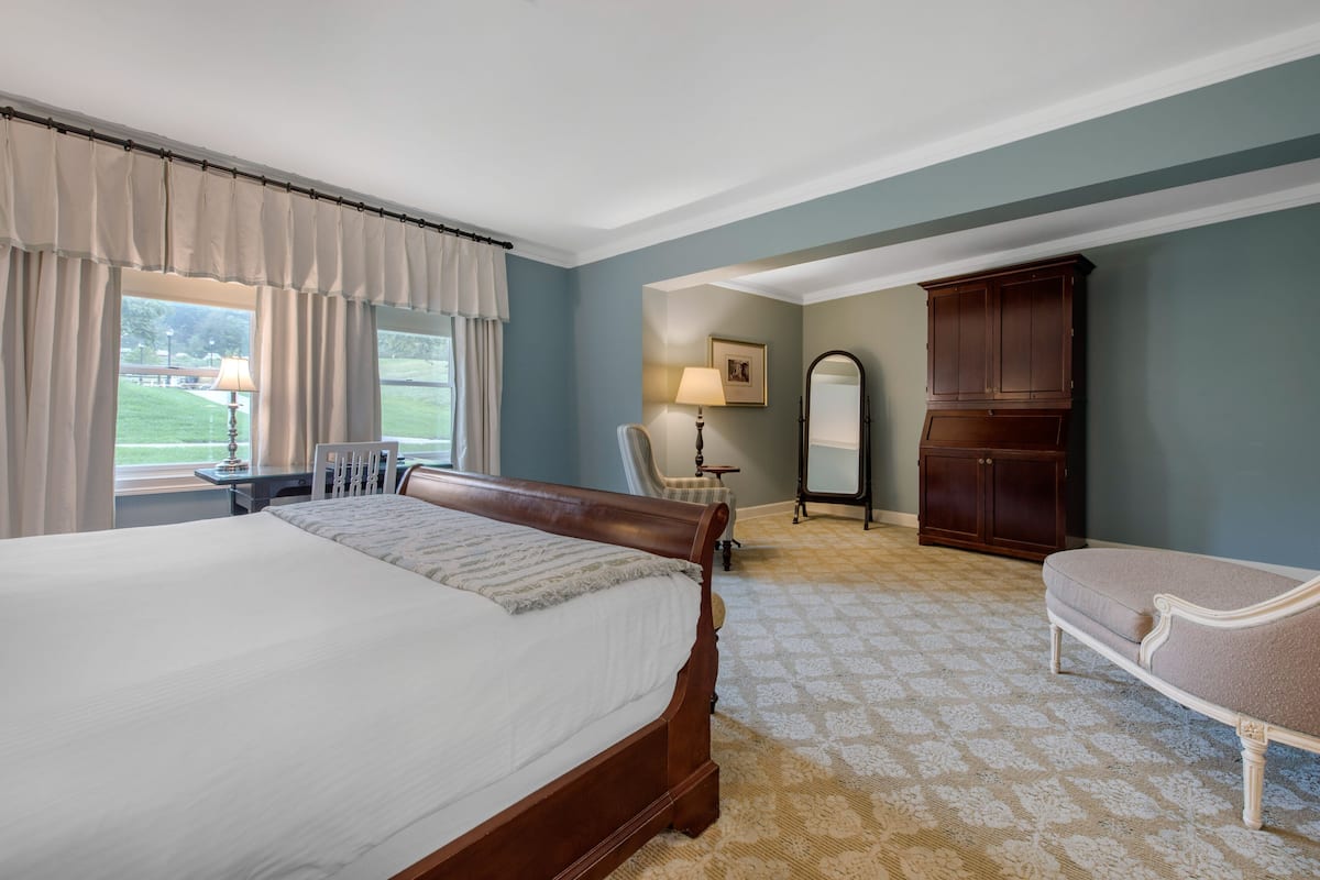 Deluxe Room, 1 King Bed | Premium bedding, down comforters, pillowtop beds, in-room safe