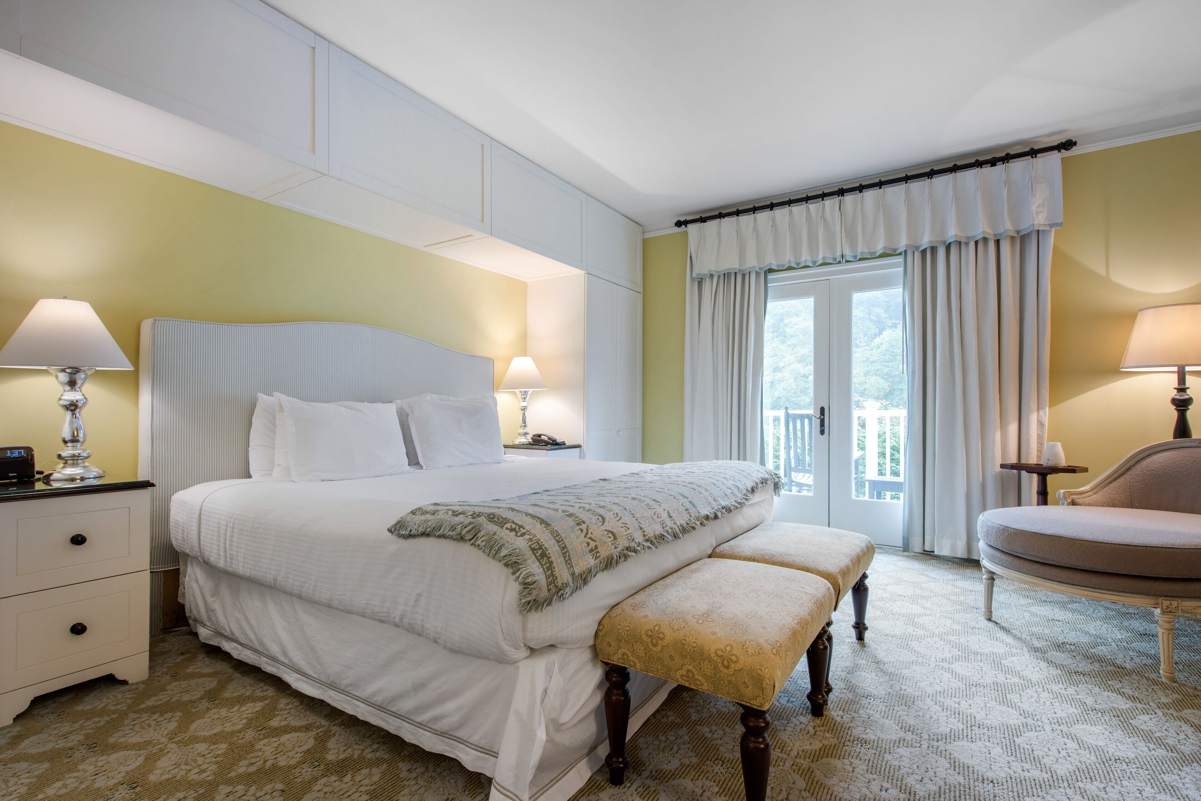 Ylelliset vuodevaatteet, untuvapeitot, pillowtop-patjalliset sängyt