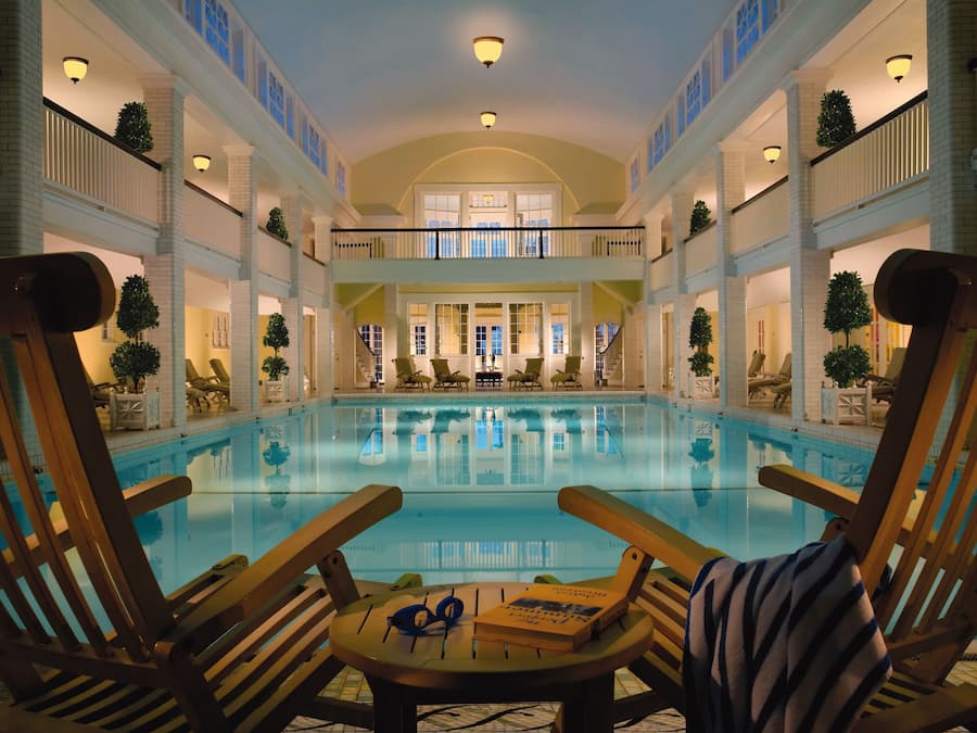 Innendørsbasseng, sesongbasert utendørsbasseng og bassengparasoller