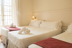 1 habitación, sistema de insonorización y tabla de planchar con plancha