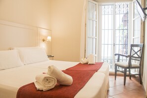 Deluxe tweepersoonskamer | Geluiddichte muren, een strijkplank/strijkijzer, gratis wifi, beddengoed