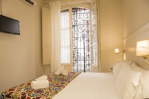 Soundproofing, iron/ironing board, free WiFi, bed sheets - Hostal Callejón del Agua (Seville)