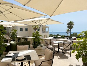 朝食、ブランチに営業 (郷土料理と各国料理、プール ビュー)