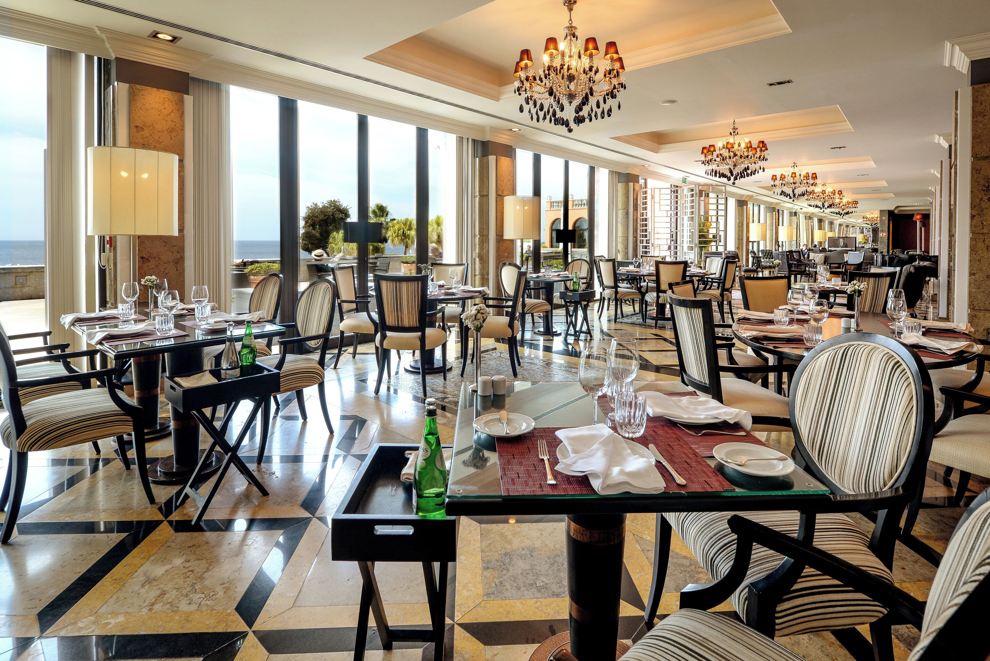 Petit déjeuner et brunch servis sur place, vue sur la piscine 