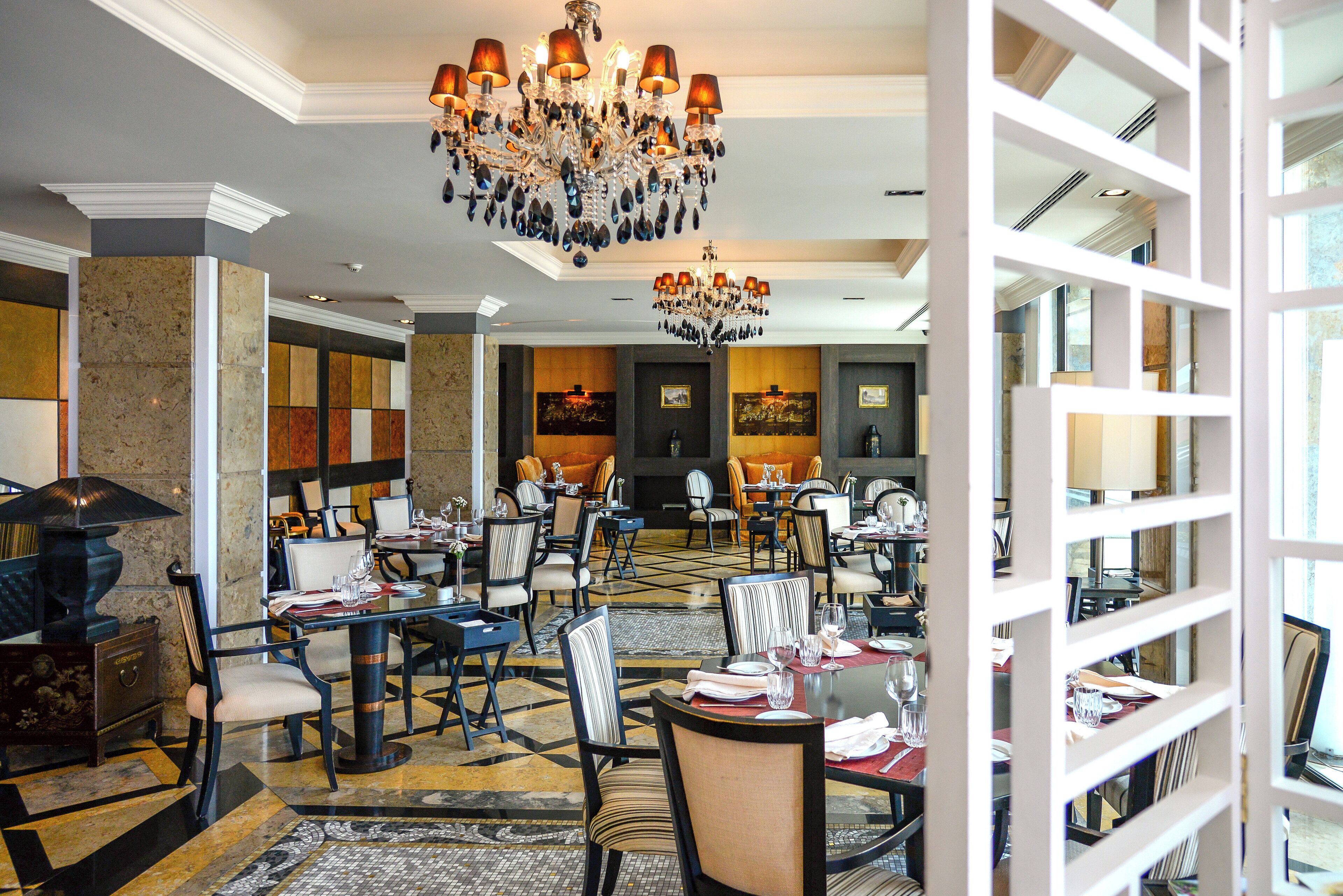 每日供应自助式早餐（每人 EUR 26）