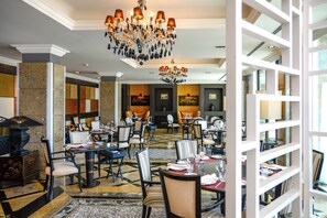 Dagelijks ontbijtbuffet (EUR 25 per persoon)