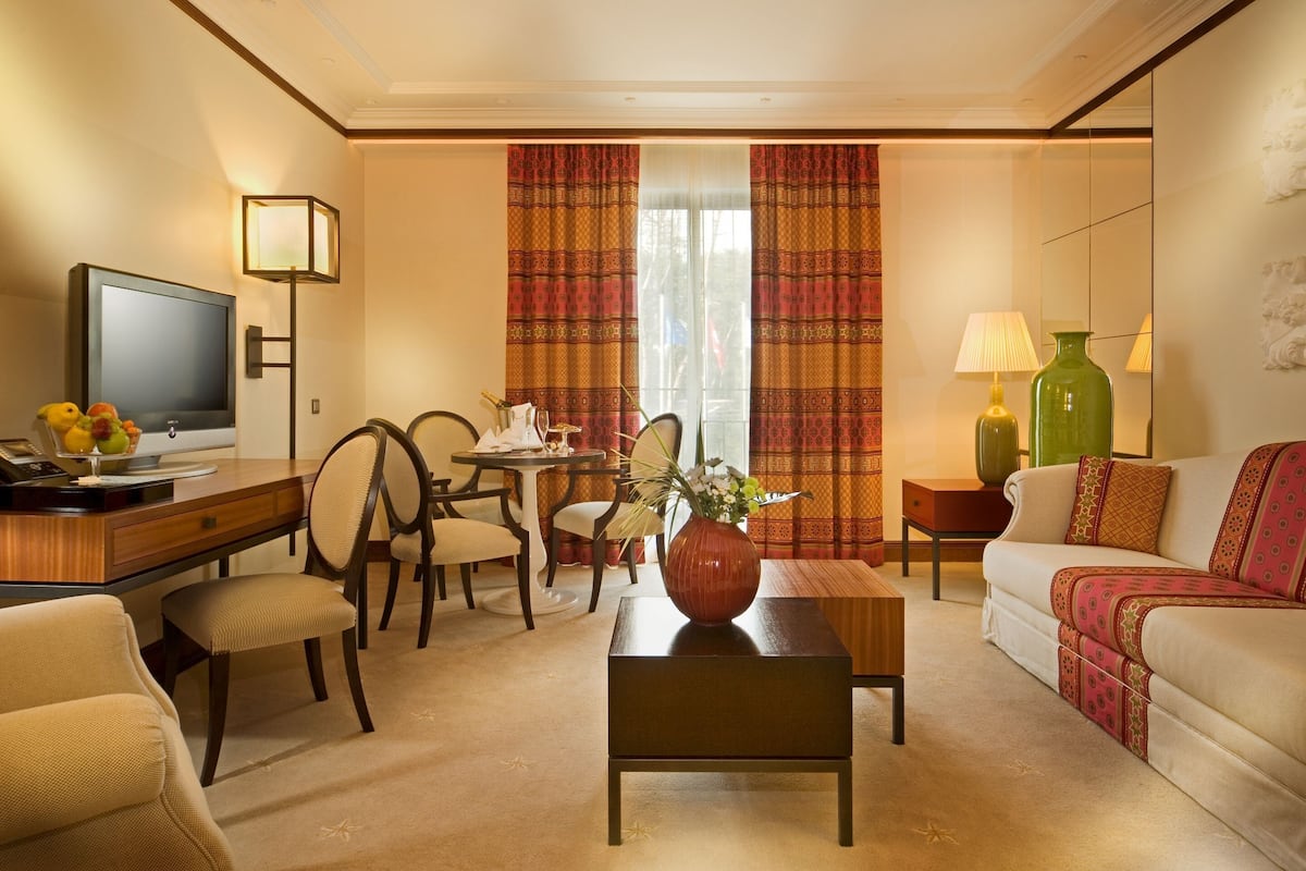 1 bedroom, premium bedding, minibar, in-room safe