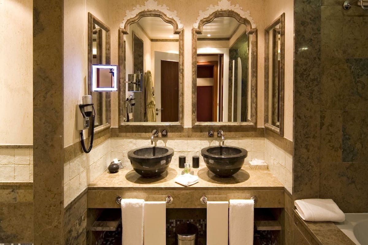 suite | bathroom | separate bathtub and shower, free toiletries, hair dryer, bidet