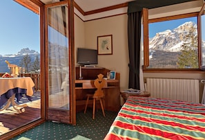 Down comforters, pillowtop beds, minibar, in-room safe - Boutique Hotel Villa Blu Cortina (Cortina d'Ampezzo)