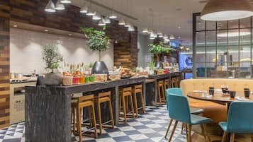 Desayuno buffet diario (EUR 29 por persona)