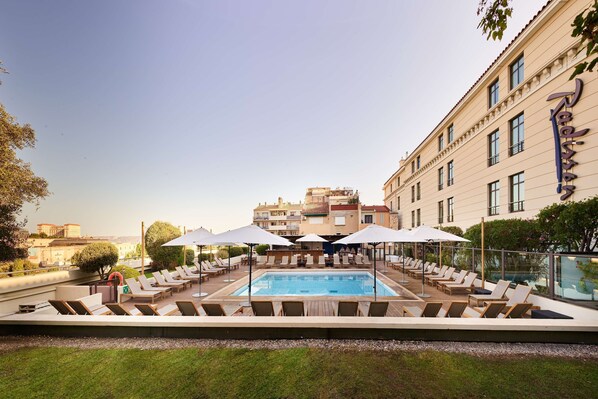 Seasonal outdoor pool, open 8:00 AM to 10:00 PM, pool umbrellas - Radisson Blu Hotel, Marseille Vieux Port (Marseille)