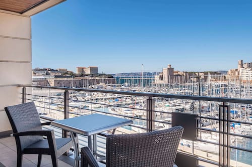 Suite, 1 slaapkamer, terras (Port View) | Hypoallergeen beddengoed, een kluis op de kamer, een bureau